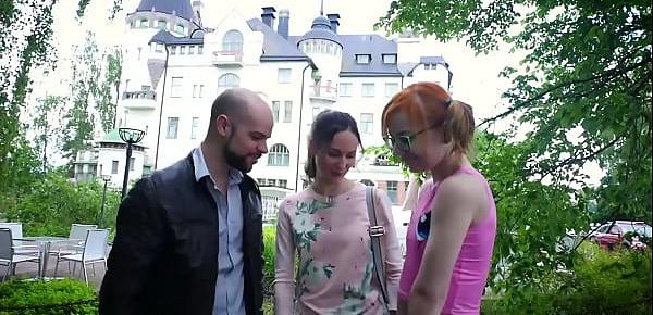  Lily Moon et sa copine Kira, profitent d&039;une grosse bite française